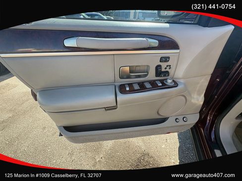 Used 2010 Lincoln Town Car Signature Limited image 10