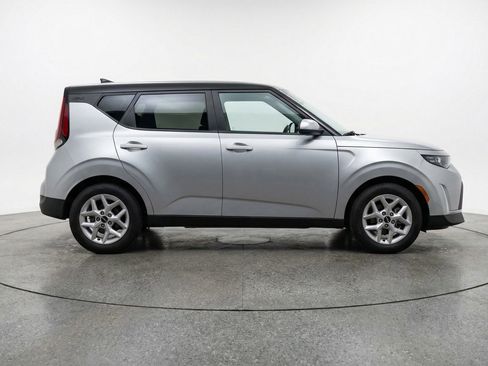 Used 2025 Kia Soul LX w/ LX Technology Package FWD image 11