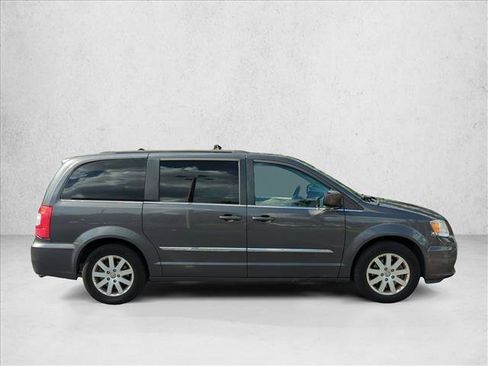 Used 2016 Chrysler Town & Country Touring FWD image 4