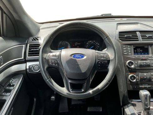 Used 2017 Ford Explorer XLT FWD image 18