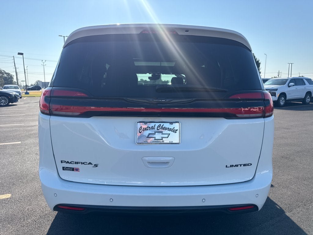Used 2025 Chrysler Pacifica Limited FWD image 5