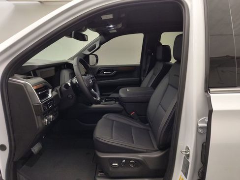 Used 2025 GMC Yukon XL Denali w/ Sun & Power Step Package image 4