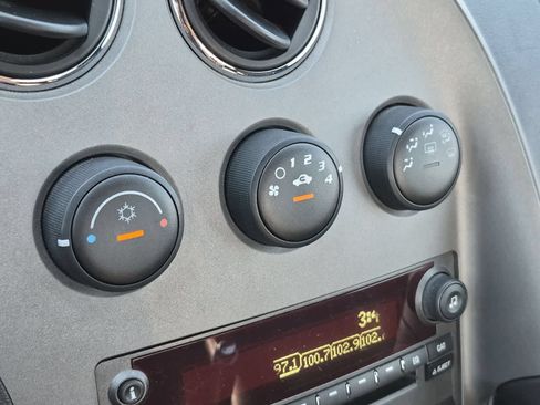 Used 2006 Pontiac Solstice Convertible w/ Premium Package RWD image 25