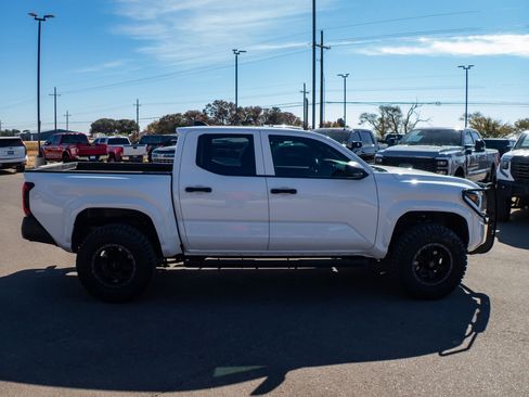 Used 2025 Toyota Tacoma SR image 10