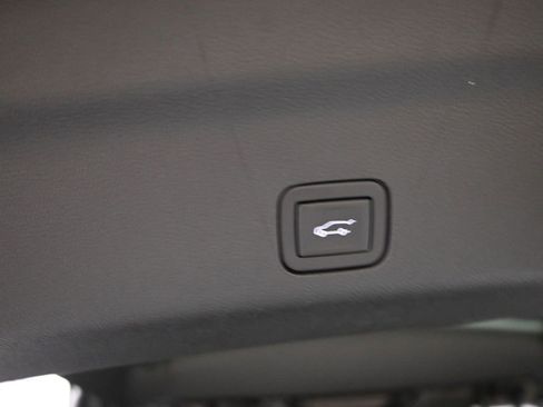 Used 2025 GMC Yukon XL Denali image 11