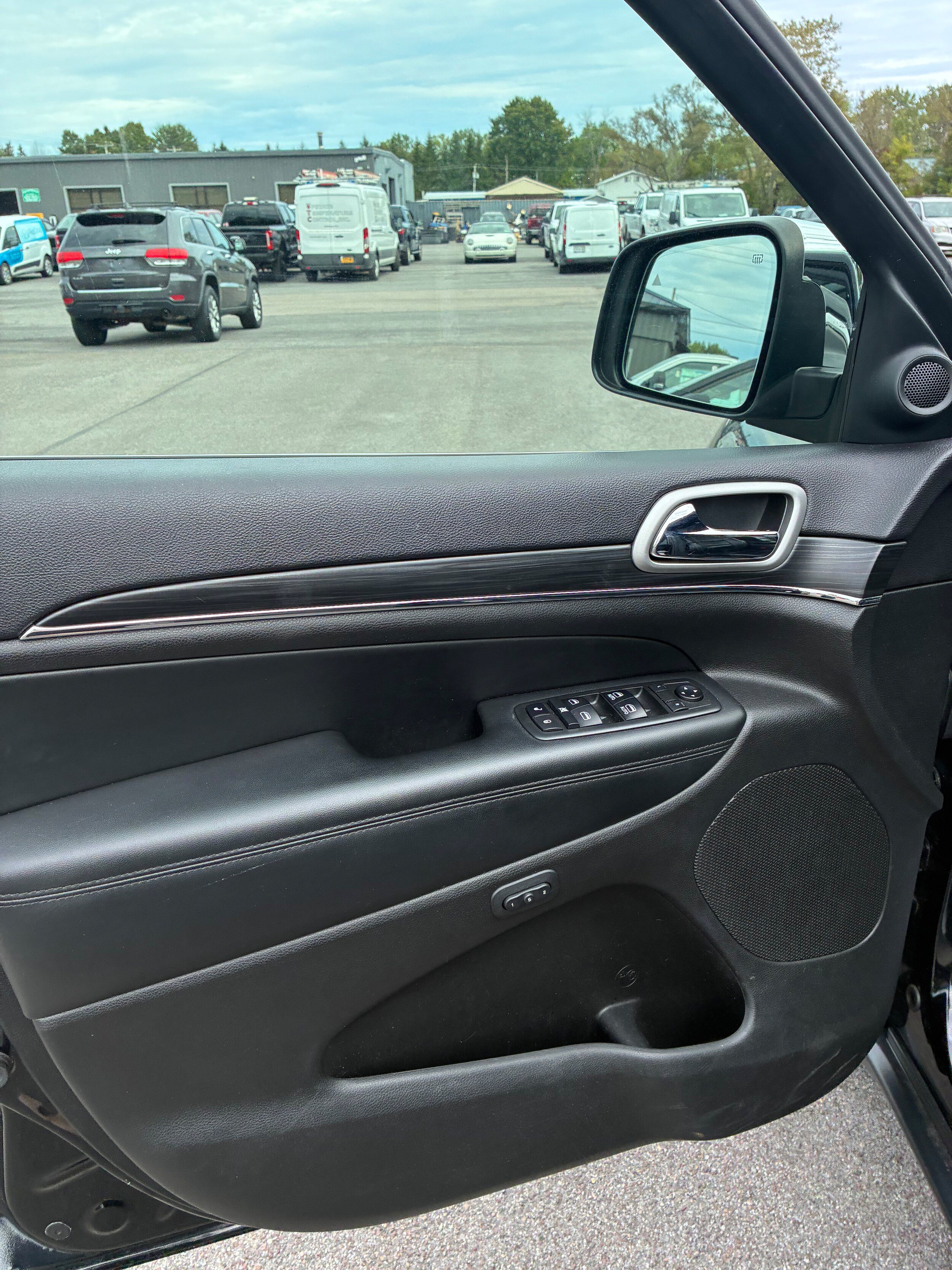 Used 2019 Jeep Grand Cherokee Limited AWD/4WD image 7