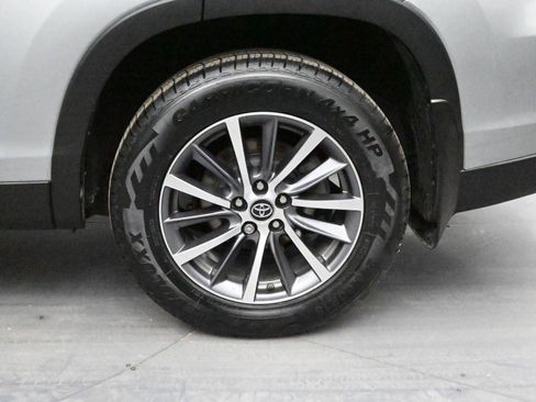 Used 2019 Toyota Highlander XLE image 11