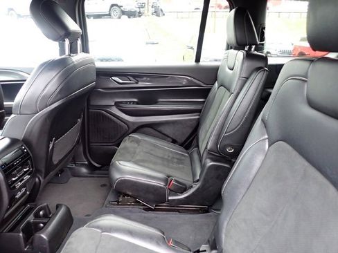 Used 2023 Jeep Grand Cherokee L Laredo image 14