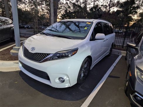 Used 2015 Toyota Sienna SE image 4