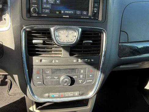 Used 2013 Chrysler Town & Country Touring image 21