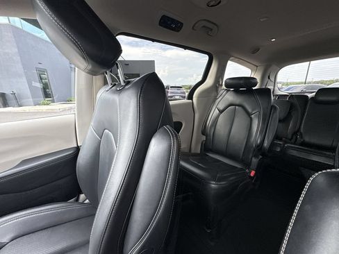 Used 2024 Chrysler Pacifica Touring-L FWD image 12
