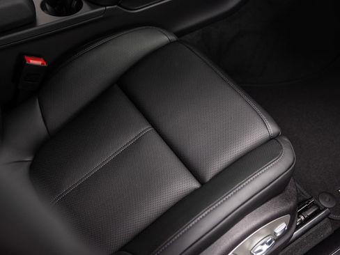 Certified 2026 Porsche Macan AWD/4WD image 33