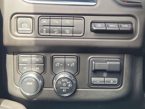 Used 2024 GMC Yukon AT4 w/ Technology Package AWD/4WD image 17