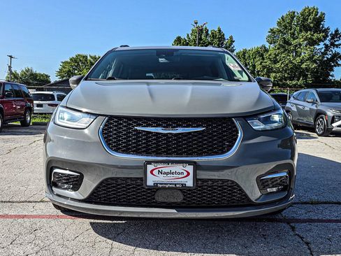 Used 2022 Chrysler Pacifica Touring-L AWD/4WD image 2