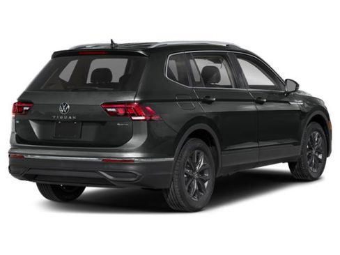 Used 2022 Volkswagen Tiguan SE image 2