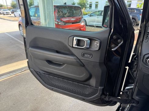 Used 2025 Jeep Wrangler Unlimited Sahara AWD/4WD image 18