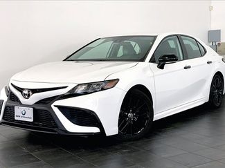 Used 2022 Toyota Camry SE image 1