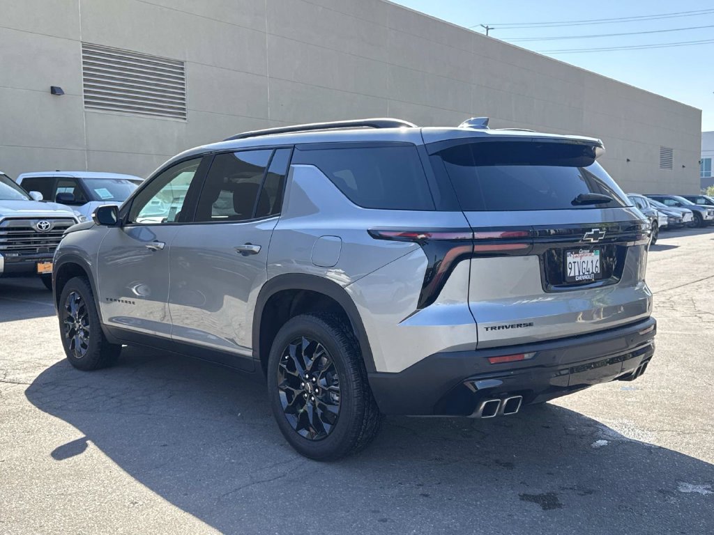 Used 2025 Chevrolet Traverse LT w/ Midnight/Sport Edition FWD image 5
