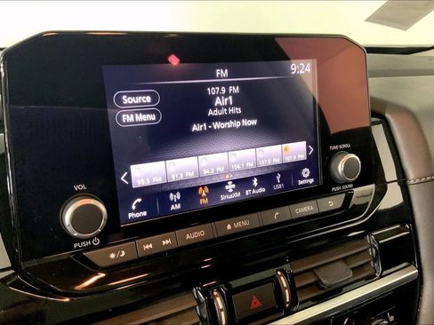 Used 2025 Nissan Pathfinder SV image 6