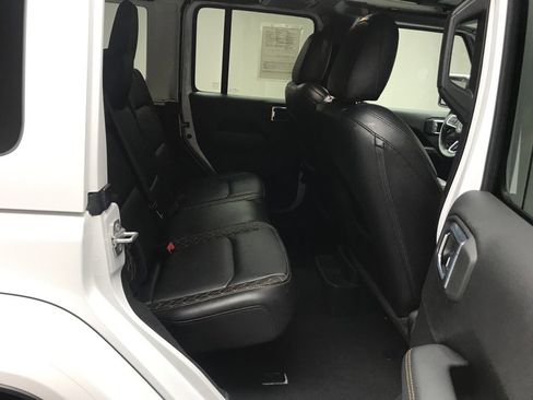 Used 2022 Jeep Wrangler Unlimited Sahara AWD/4WD image 21