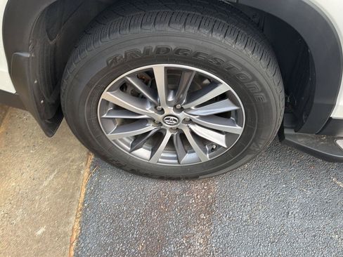 Used 2019 Toyota Highlander XLE AWD/4WD image 8