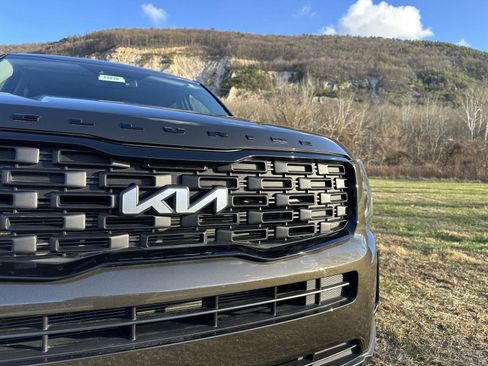 Used 2022 Kia Telluride EX w/ EX Premium Package image 3