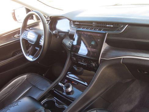 Used 2021 Jeep Grand Cherokee L Limited image 10