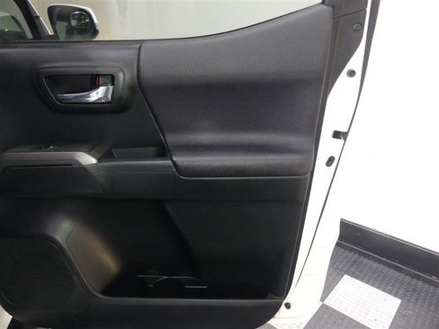 Used 2017 Toyota Tacoma TRD Off-Road w/ Tow Package image 22