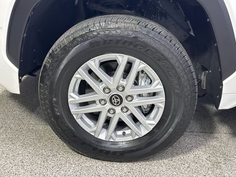 Used 2022 Toyota Tundra SR5 w/ SR5 Convenience Package AWD/4WD image 16
