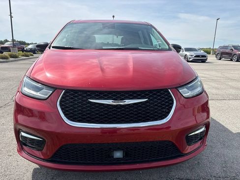Used 2024 Chrysler Pacifica Touring-L FWD image 3