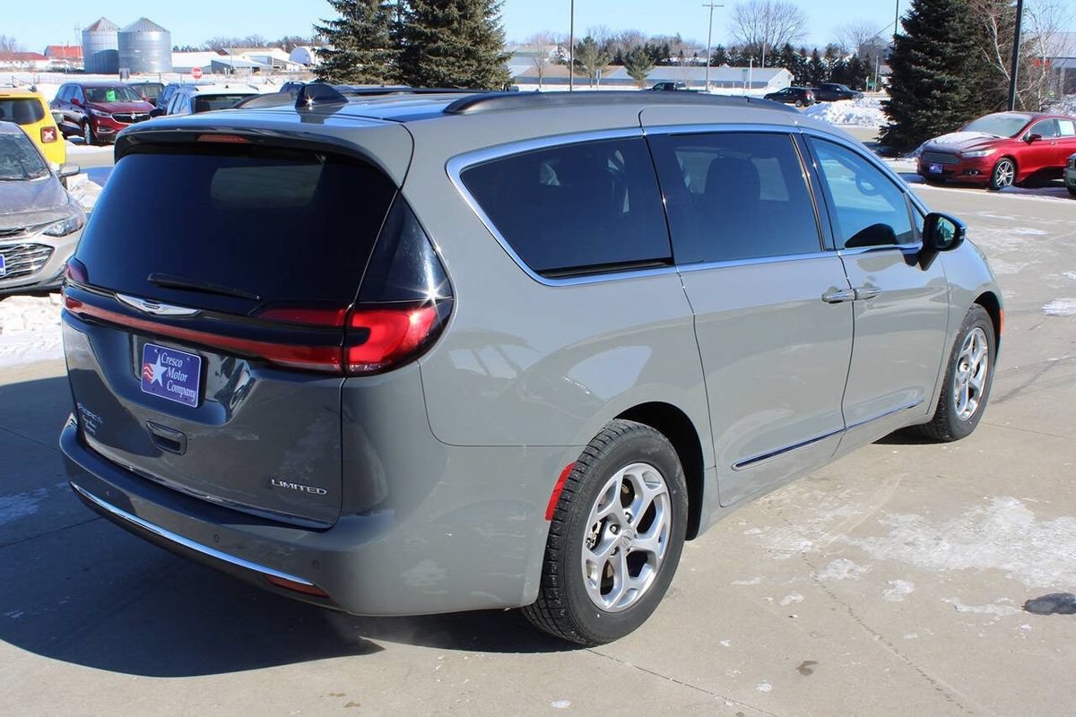 Used 2023 Chrysler Pacifica Limited FWD image 7