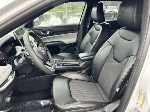 Certified 2024 Jeep Compass Latitude image 11