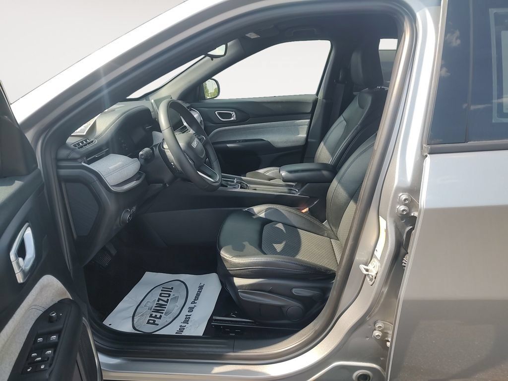 Used 2024 Jeep Compass Latitude AWD/4WD image 9