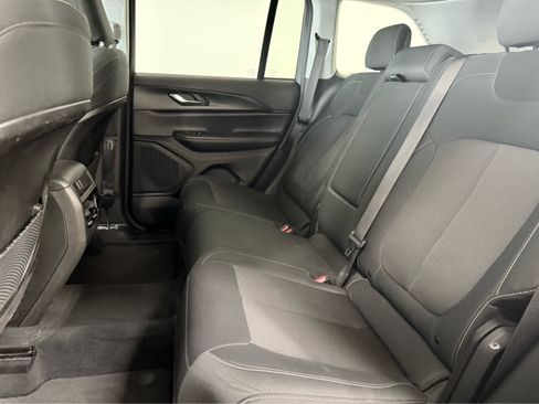 Used 2024 Jeep Grand Cherokee Laredo image 15