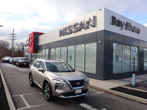 Certified 2022 Nissan Rogue Platinum w/ Head-Up Display Package AWD/4WD image 2