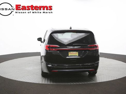 Used 2023 Chrysler Pacifica Touring-L FWD image 39