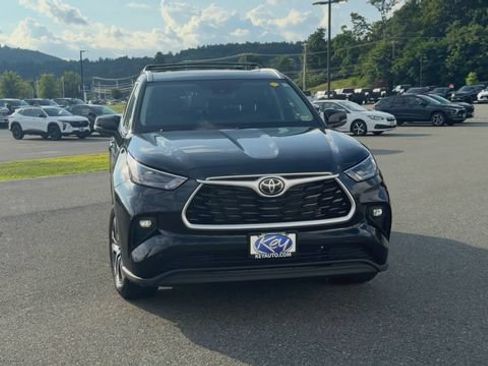 Used 2024 Toyota Highlander XLE AWD/4WD image 3