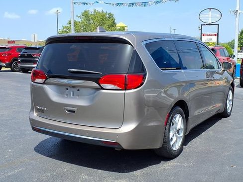 Used 2018 Chrysler Pacifica Touring Plus w/ Tire & Wheel Group FWD image 4