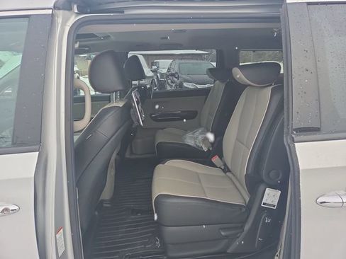 Used 2021 Kia Sedona SX image 25