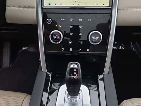 Used 2020 Land Rover Discovery Sport SE image 8