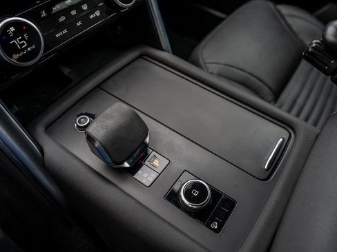 Used 2023 Land Rover Discovery S R-Dynamic image 12