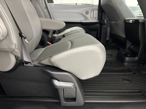 Used 2025 Toyota Sienna XLE w/ XLE Plus Package AWD/4WD image 58
