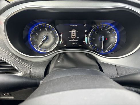 Used 2025 Chrysler Pacifica Limited FWD image 10