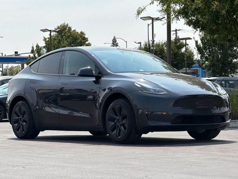 Used 2024 Tesla Model Y Long Range RWD image 5