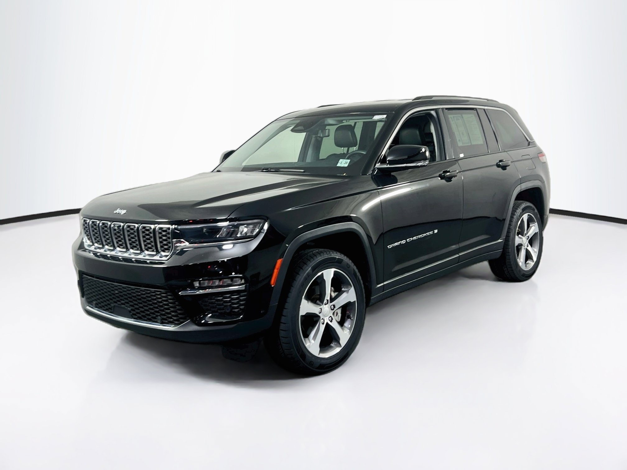 Used 2023 Jeep Grand Cherokee Limited w/ Luxury Tech Group II AWD/4WD image 1