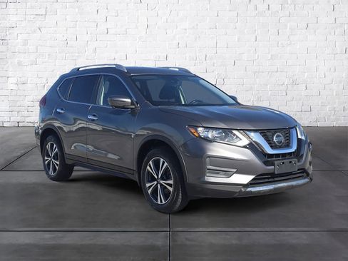 Used 2019 Nissan Rogue SV w/ Premium Package image 2