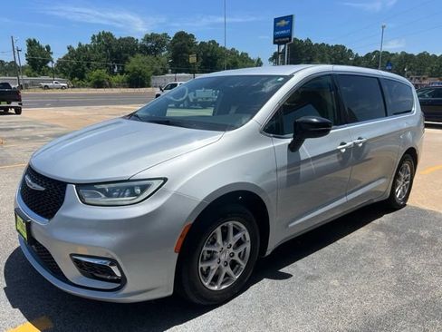 Used 2024 Chrysler Pacifica Touring-L FWD image 6