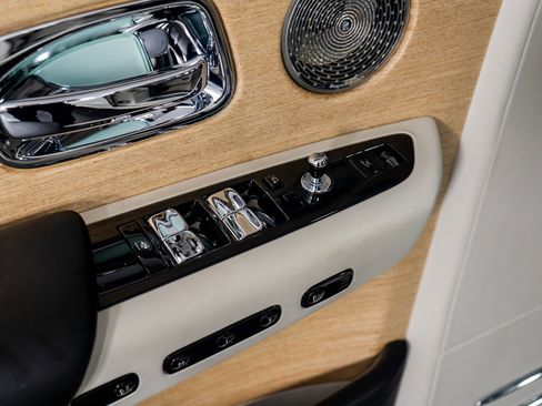 Used 2019 Rolls-Royce Phantom Sedan image 48