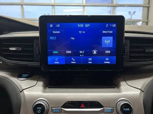 Used 2023 Ford Explorer XLT AWD/4WD image 25