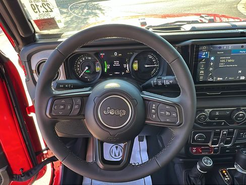 Used 2025 Jeep Wrangler Willys image 25